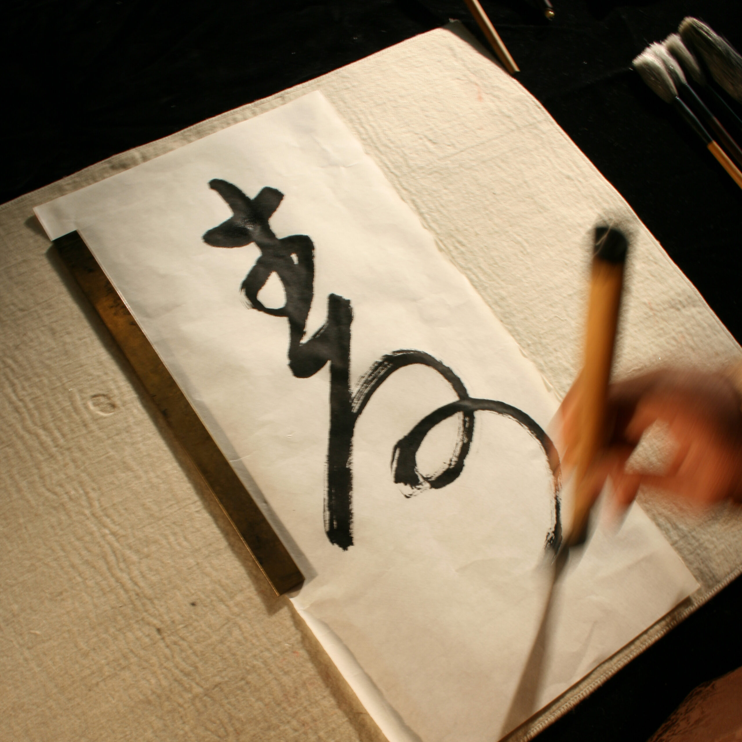 Il maestro Wang calligrafia