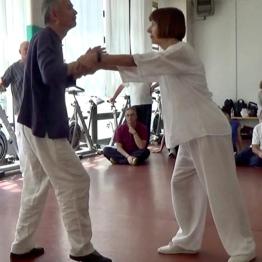 Il maestro Wang pratica con Stefania Casini